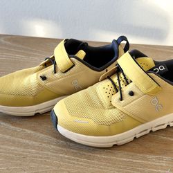 Children’s tennis shoes