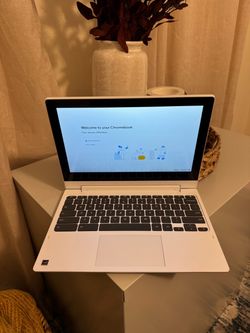 Lenovo Chromebook White C330 Quad Core 2-in-1 TouchScreen 32GB eMMC