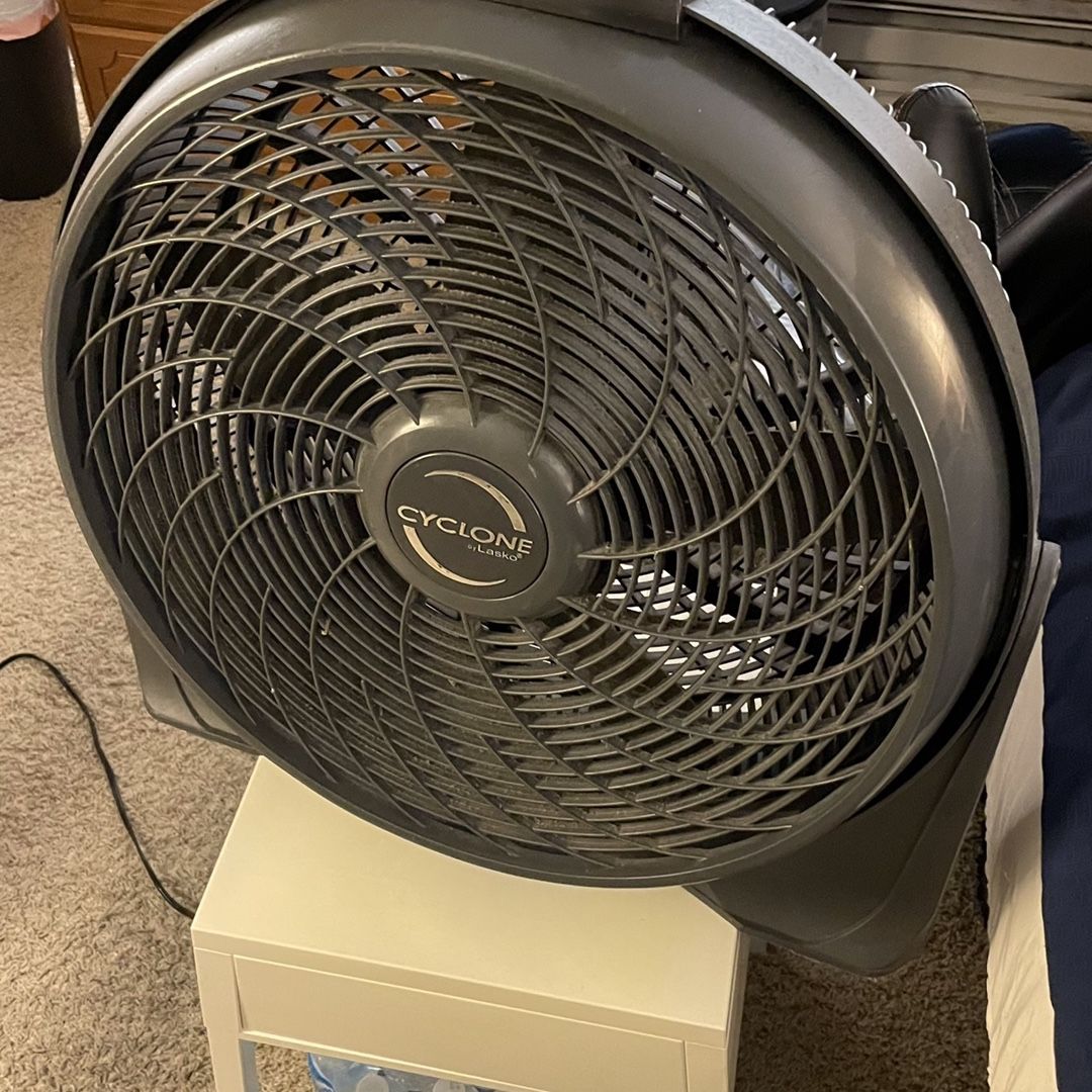 Lasko Fan with a Remote Controller for Sale in Hillsboro, OR - OfferUp