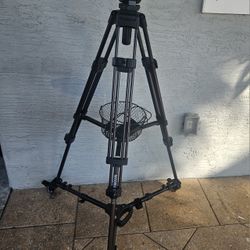 Magnus Vt-4000 Tripod System With Fluid Head Like New 