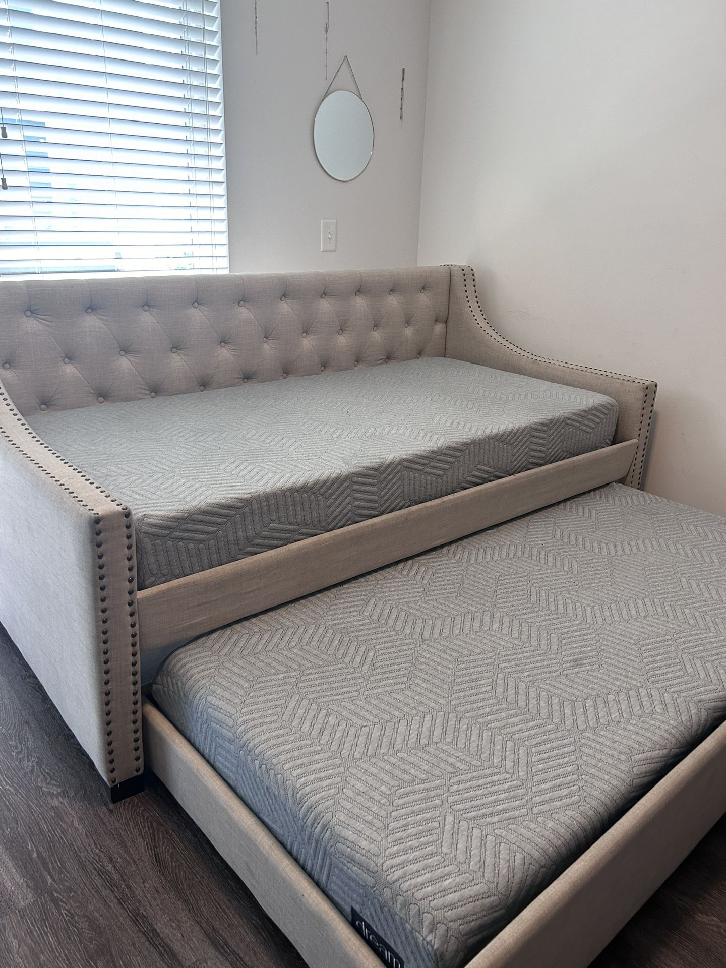 Daybed / Twin Mattress & Cover Included <3