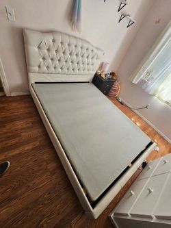 QUEEN-SIZE FULL BED COMPLETE FRAME QUEEN
MATRESS QUEEN
WOOD SUPPORT
VERY NICE AND CLEAN USED 2 WEEKS ONLY IF SOMEONE INTERESTED PLEASE LET ME KNOW PLE