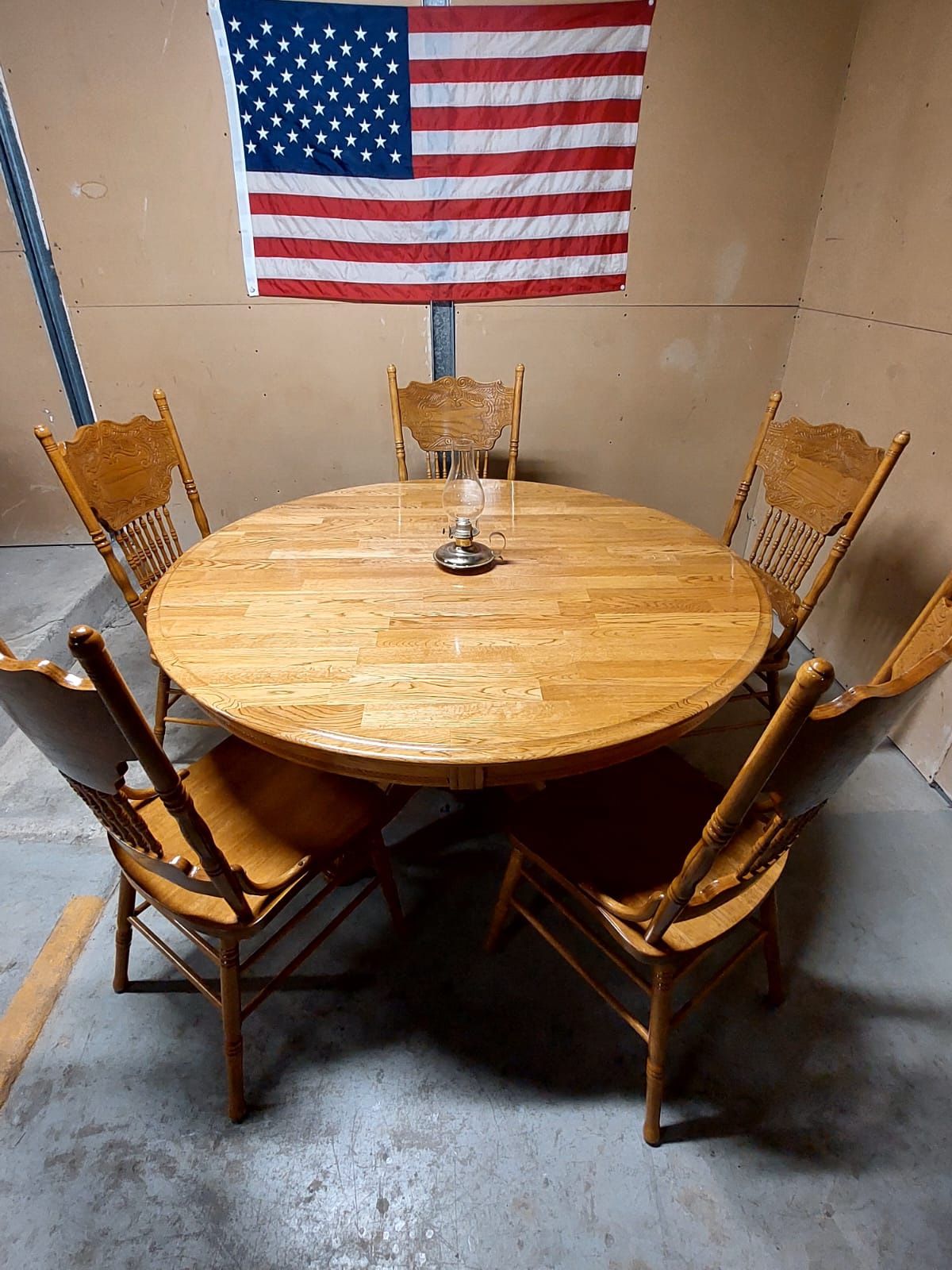 BIG ROUND TABLE! - FREE DELIVERY!
