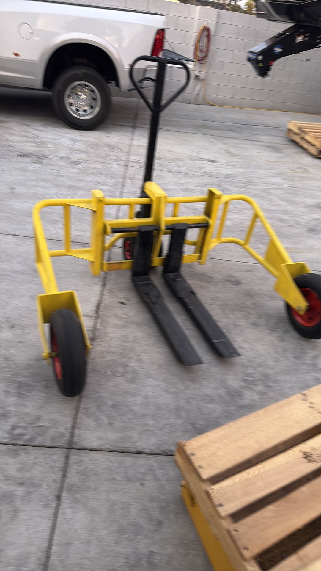 Vestil pallet jack in good condition everything works