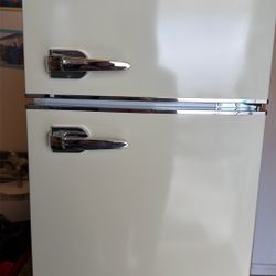 Frigidaire Mini Fridge 