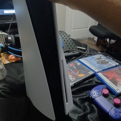 Ps5 Disc Edition Comes with controller and games