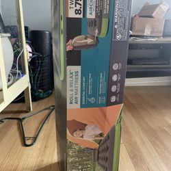 Bestway twin air mattress w/ Pump 