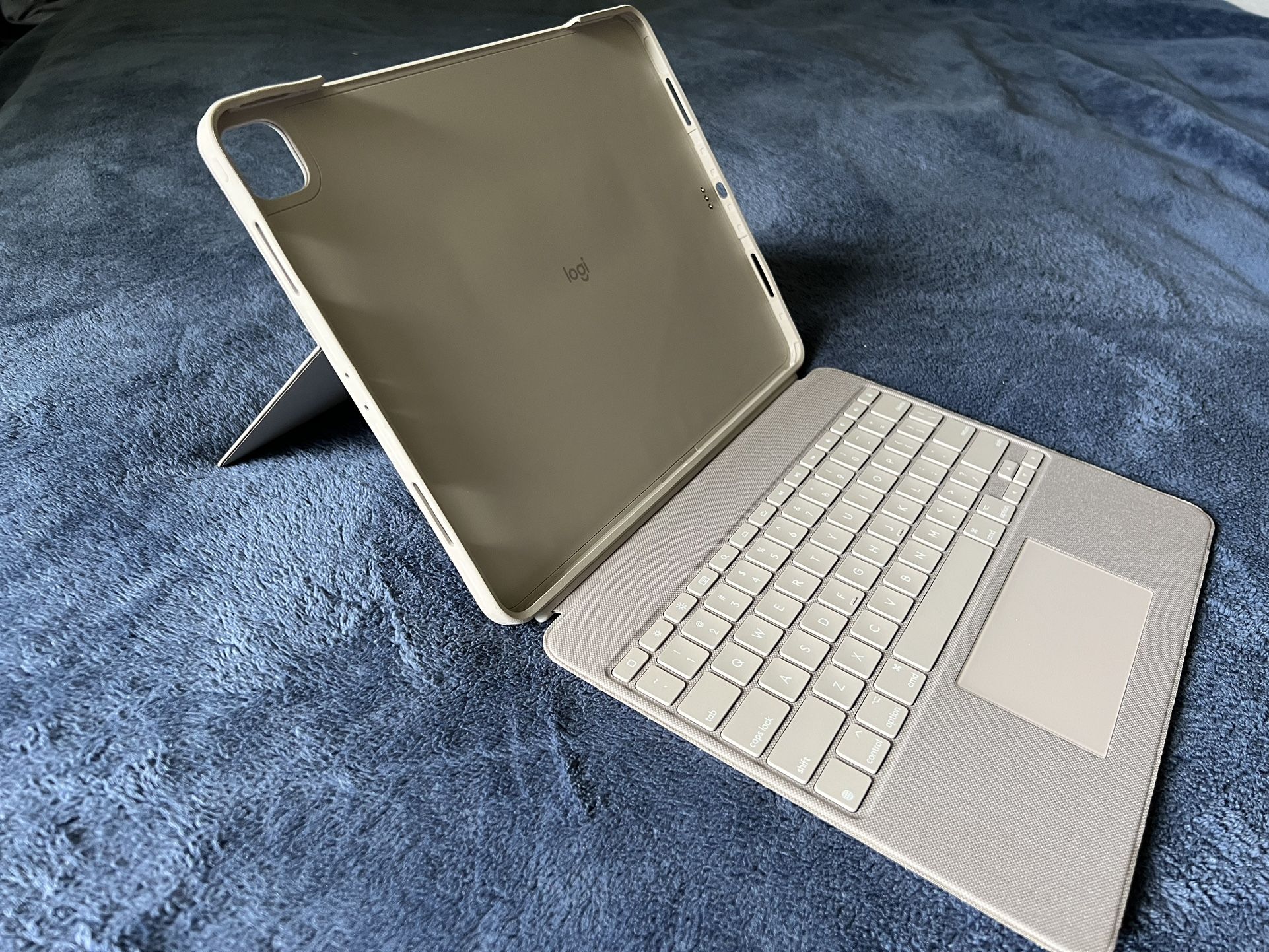Logitech Combo Touch iPad Pro 12.9-inch (sand)