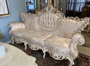 Viktorian Era sofa and coffee table