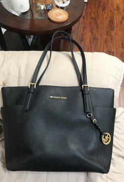 Michael Kors purse in great condition has no tears. 16 x11