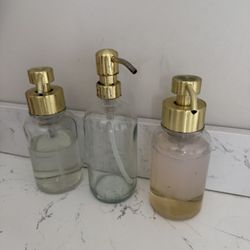 I’ve got three hand soap bottles here. slightly discolored, as you can see in the picture. But other than that, they’re in great condition!