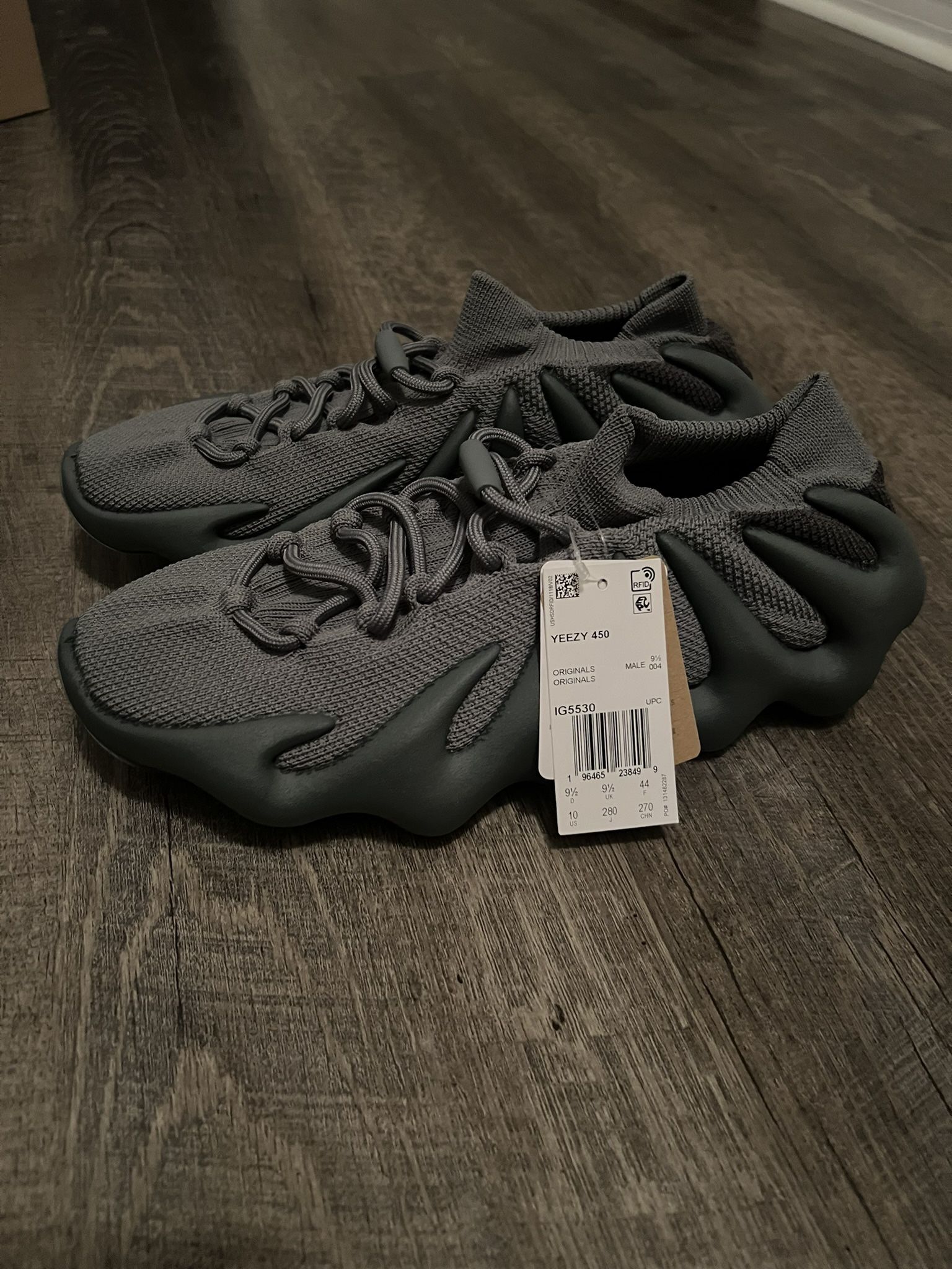 NEW YEEZY 450 Size 10