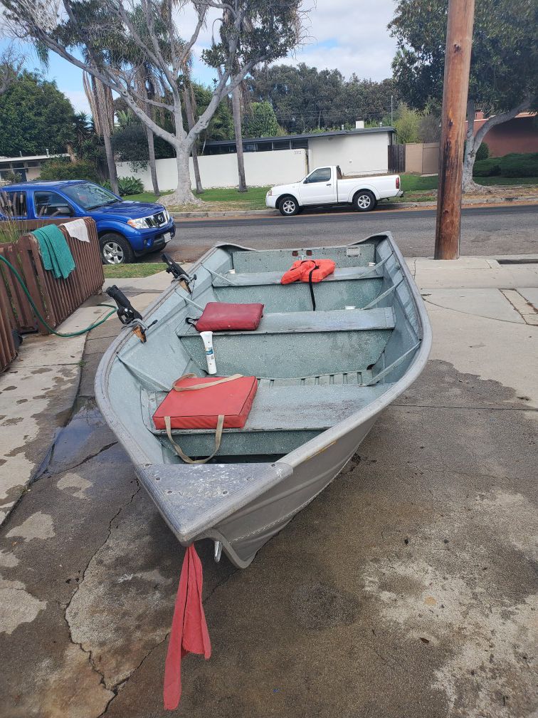 1985 14ft Valco Boat. Ready for lake or ocean today. 5 Rod holders. Great for Lobster fishing.. Boat and wheels only. Tags current
