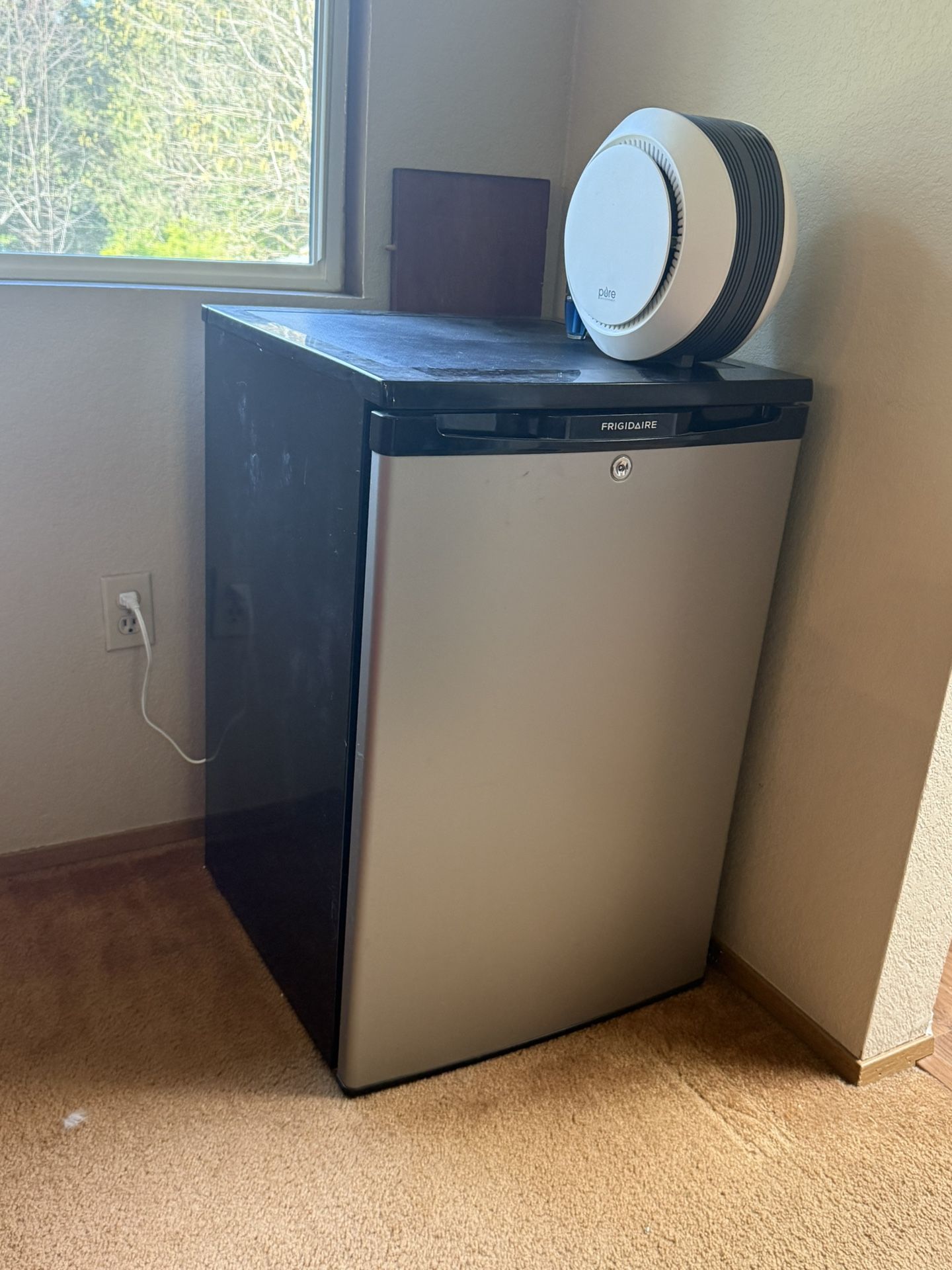 Frigidaire 4.4-cu ft Mini Fridge Freezer Compartment 