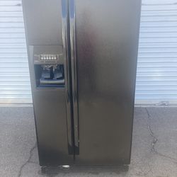 Whirlpool side-by-side refrigerator, black, in good condition, clean and attractive, one month warranty, delivery available. Dimensions: W33-D30-H66
