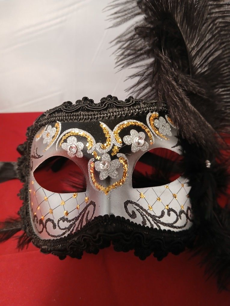VENEZIA. HALF~FASE HAND PAINTED MASK MADE IN ITALY