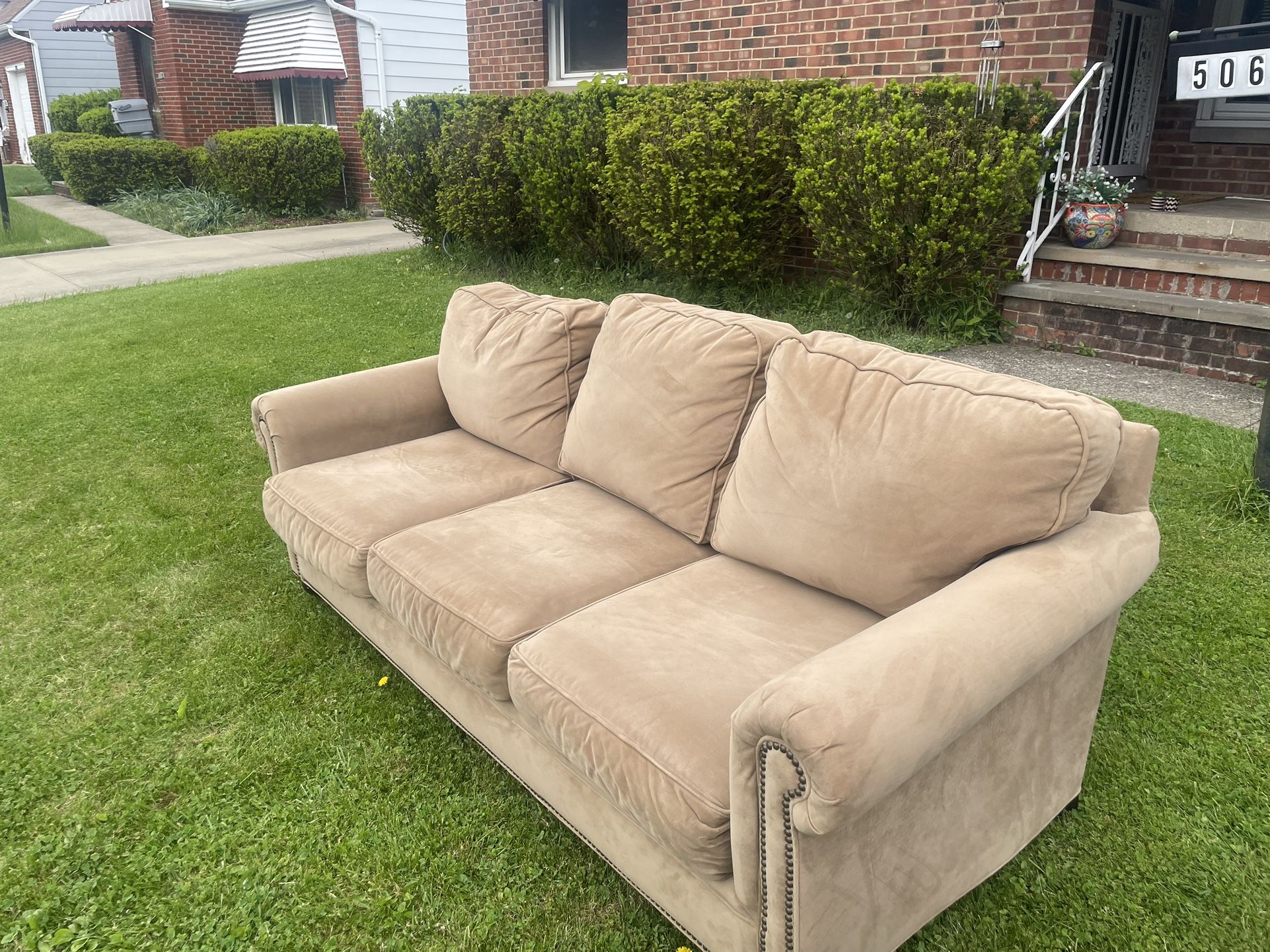 TAN Very CLEAN BROYHILL SOFA