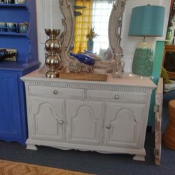 CUTE BUFFET OR TV STAND AT PICKY PINCHERS 3643 5TH AVE N ST PETE OPEN TODAY NOON TO 6 FREE DELIVERY