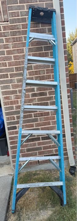 8-foot Werner fiberglass step ladder 250 lb limit