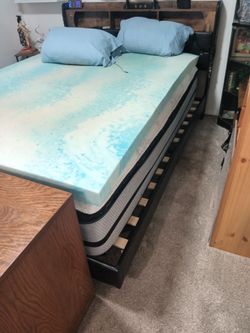 Gel Memory Foam Mattress Topper with queen pillow to mattress