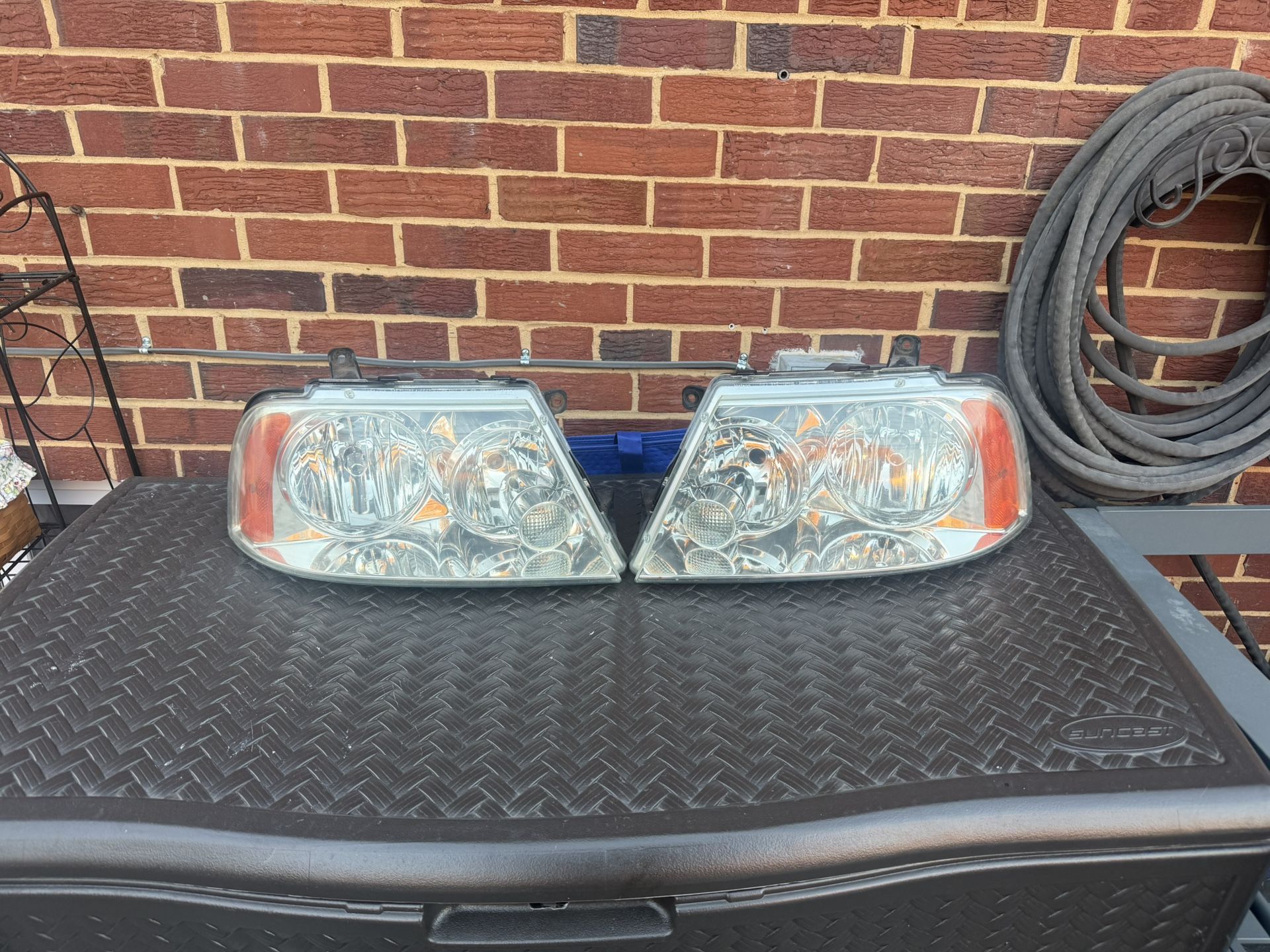 2003-2006 Lincon Navigator Head Lights 