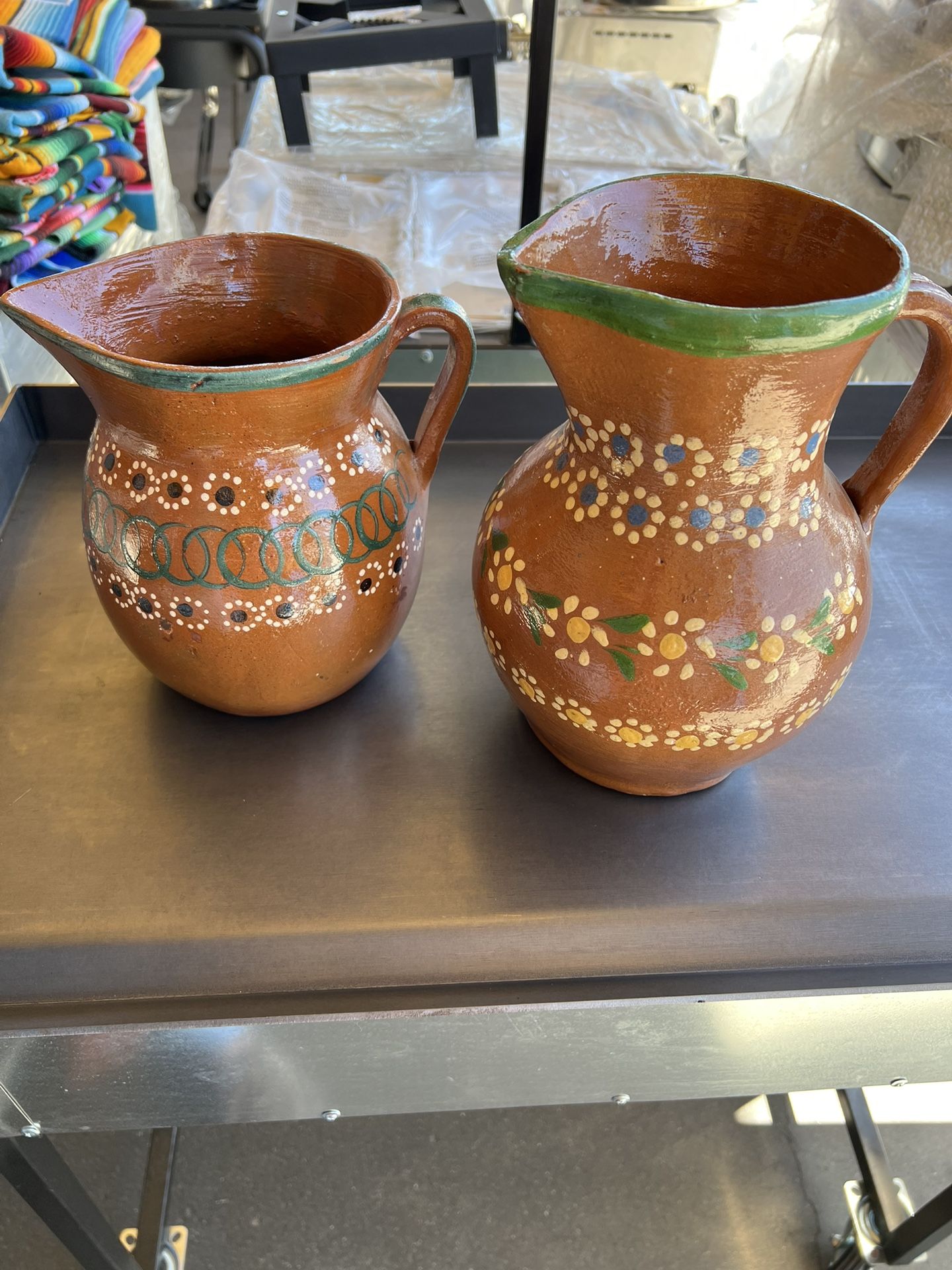 Jarras De Barro Para Las Bebidas Frescas. Barro de México