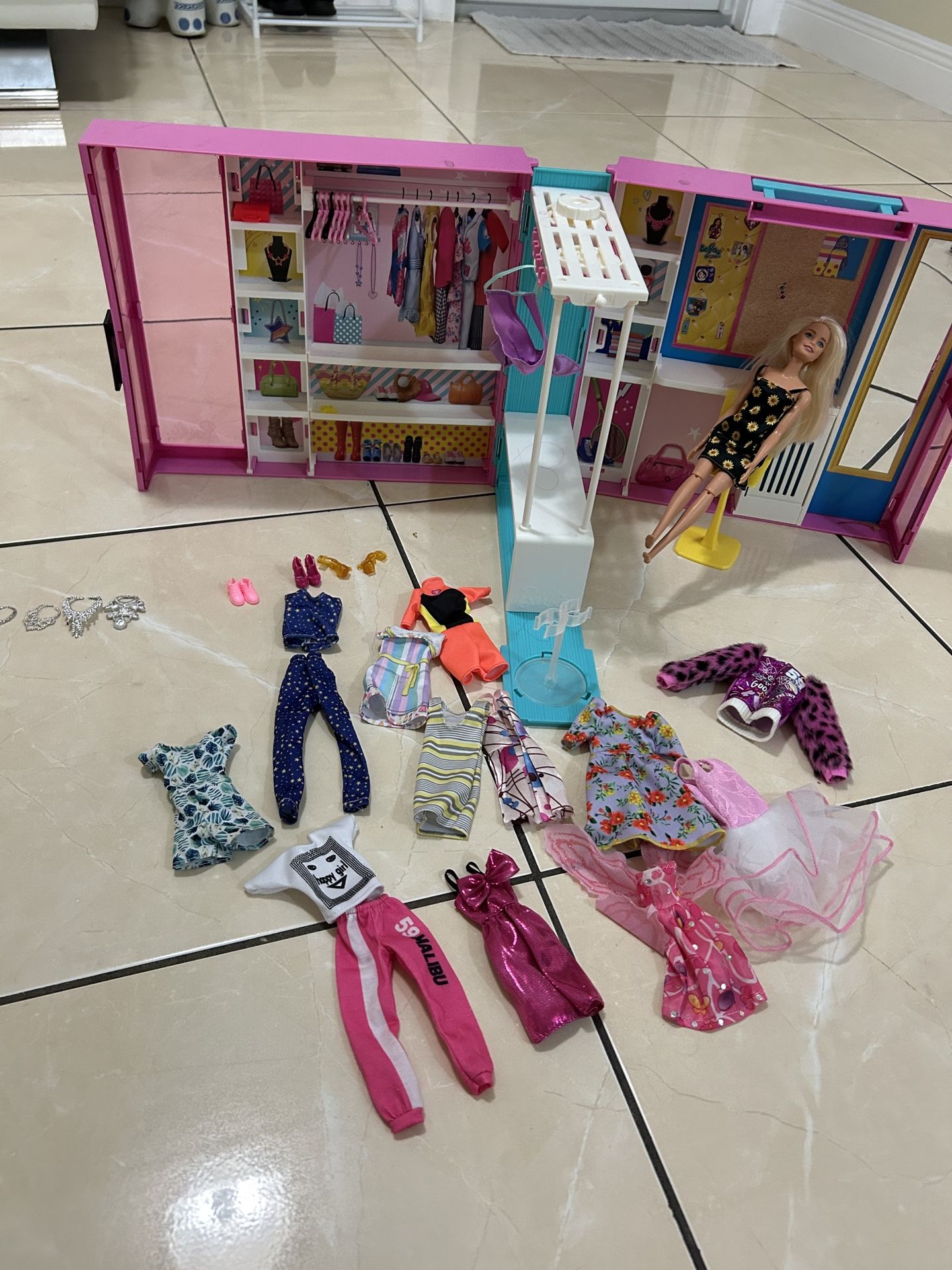 Closet De Barbie Con Ropas