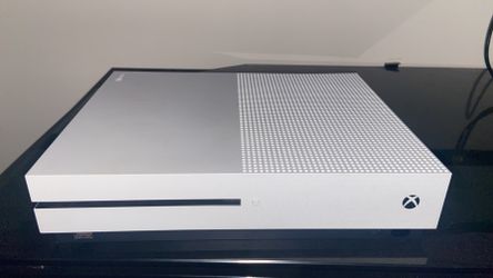 used* xbox one s (1TB) w/ headset and controller for Sale in Park