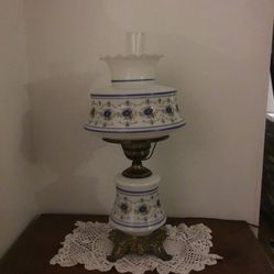 ANTIQUE VICTORIAN LAMP