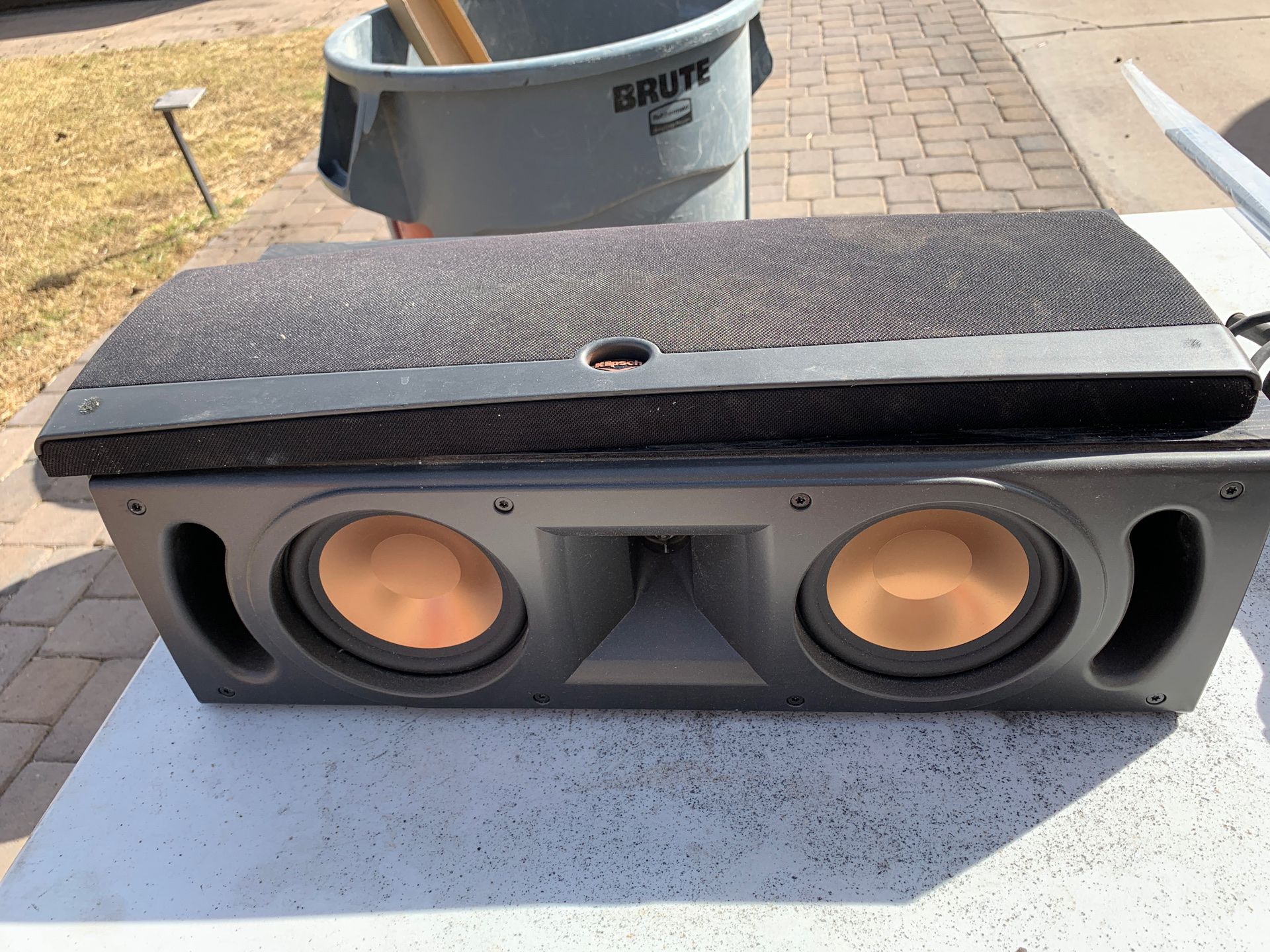 Klipsch Center surroundsound speaker great condition works great