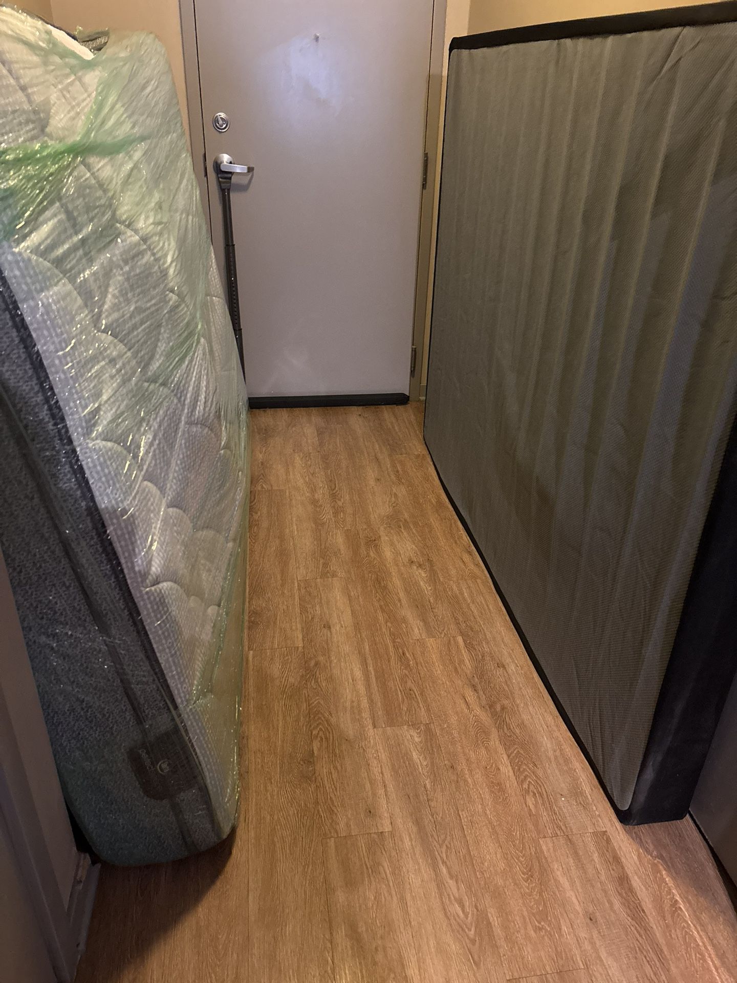 Queen Mattress Serta Set With Metal Box Sprin