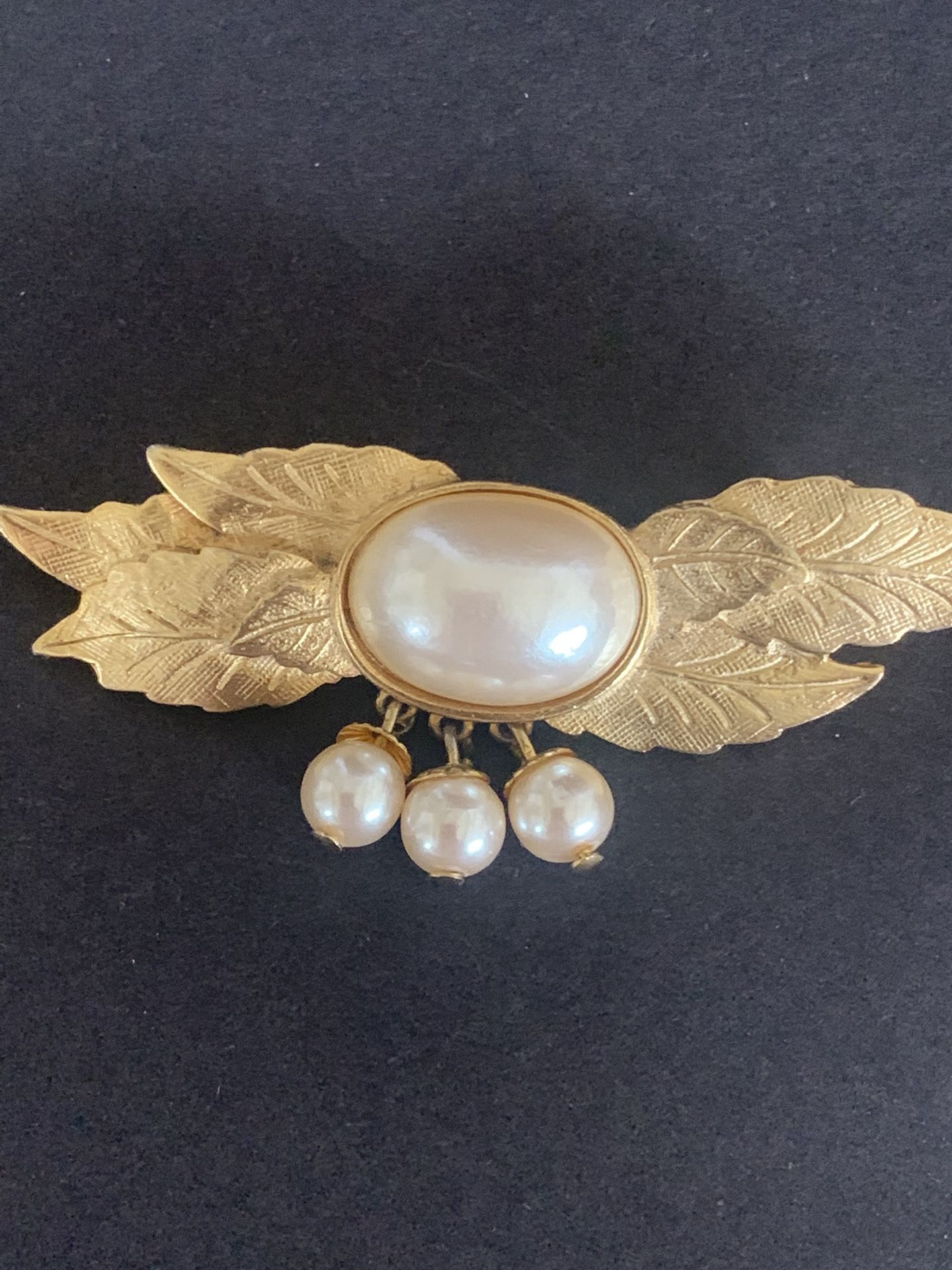 Vtg Richelieu Gold Toned Brooch With Faux Pearls