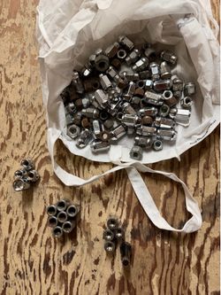 Wheel lug nuts
