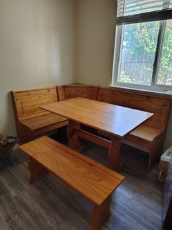 Corner dining table