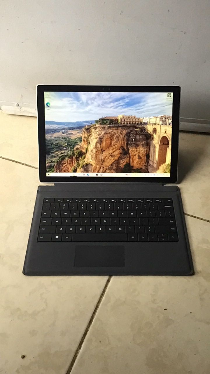 12.5” Surface pro 4 Window 10 Touchscreen 128gb SSD 4gb Ram Come With Charger