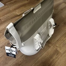  Yeti hopper M30 Tote Soft Cooler Tote, Ice Chest Cooler Cape Taupe ( New With Tags)