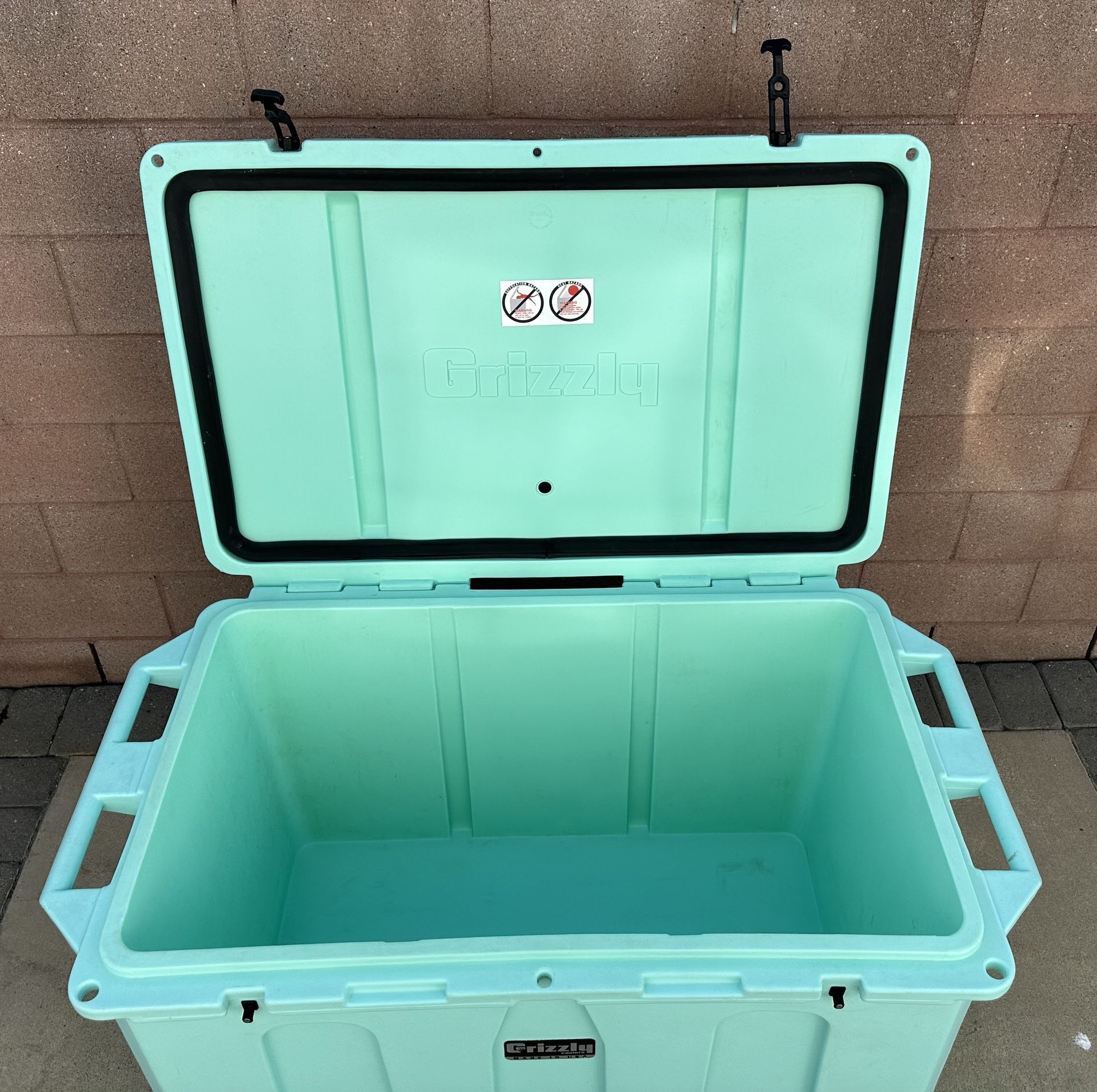 John Deere 20 Qt Grizzly Cooler BEAR PROOF!!! for Sale in Salem, OR -  OfferUp