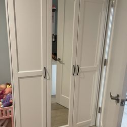 Closet 3 doors white color