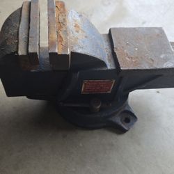 Bench Vise With Swivel Base & Pipe Grips. Needs clamp