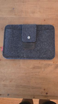Pack & Smooch LLEYN iPad mini sleeve, handmade in Germany from anthracite merino wool felt and brown vegetable-tanned leather.