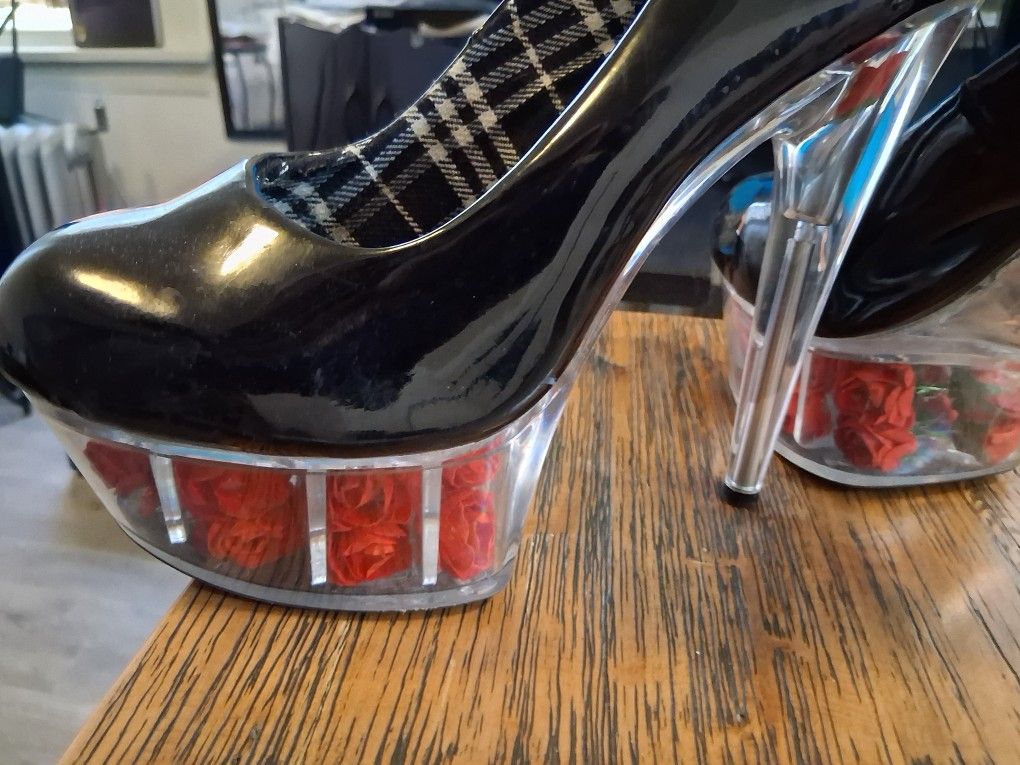 STILETTOS sz9 PATENT LEATHER ROSES