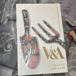 V&A wild wolf  gardening tool set