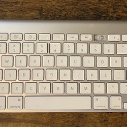 Genuine Apple A1255 Wireless Bluetooth Silver Keyboard Tested ~Missing 1 Key cap
