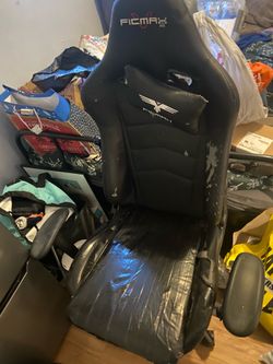 Gaming Chair w/ foot rest