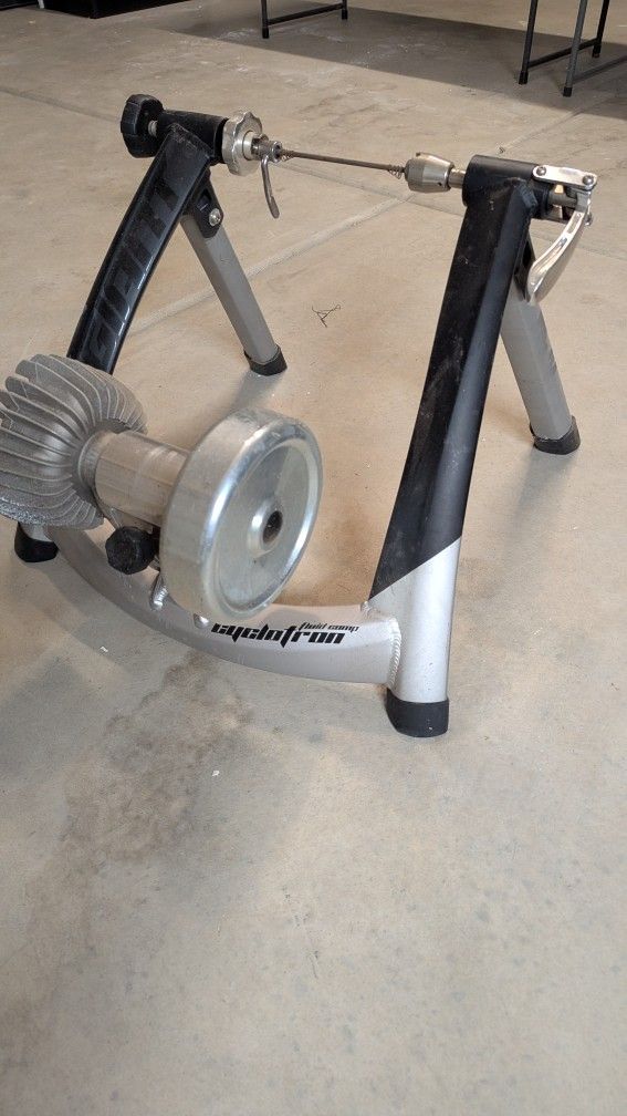 GIANT Cyclotron Fluid Trainer ＋前輪ブロック Indoor cycling trainer for winter sessions, featuring fluid