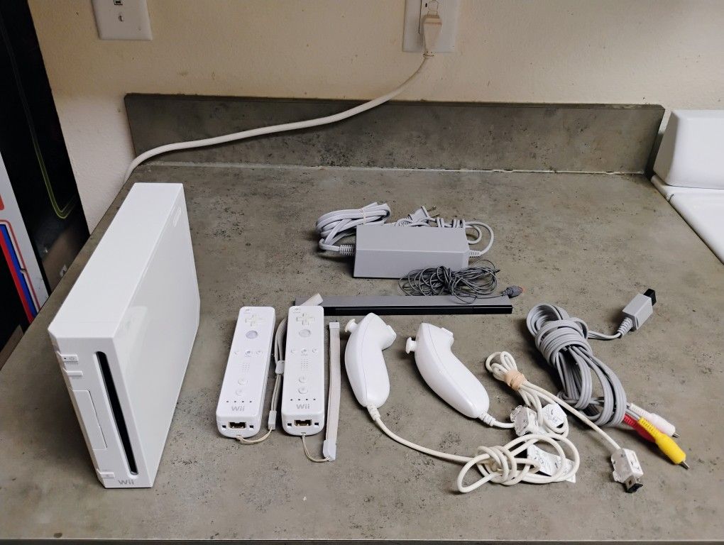 Nintendo Wii Console, W/2 Controllers, 2 Nunchucks, Cables, Tested, Working.