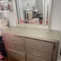 Dresser With Mirror