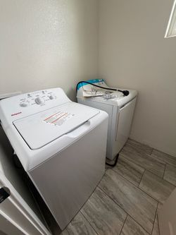 White Hot Point Top-Load Washer and Dryer Set