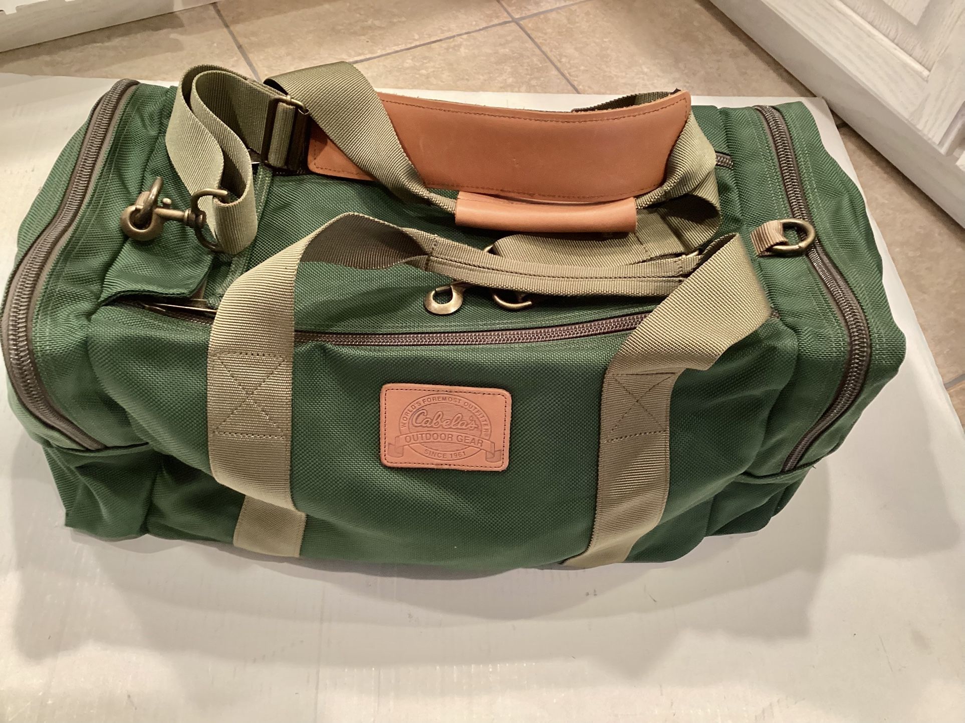Vtg. Preowned Cabela’s Outdoor Gear Large Duffle Bag Forest Green Heavy Duty