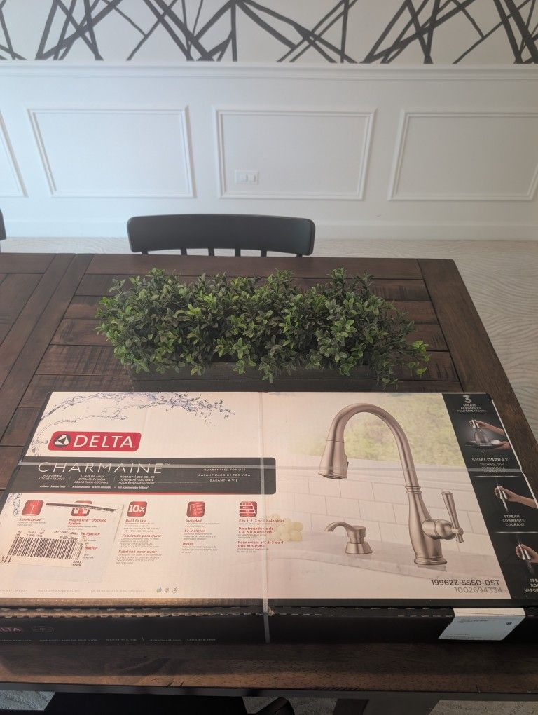 *BRAND NEW* Delta Charmaine Pull-Down Sprayer Kitchen Faucet, Soap Dispenser - ShieldSpray Tech